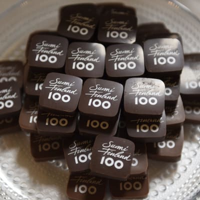 Fyrkantiga chokladbitar med Suomi 100-tryck.