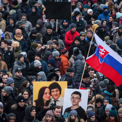 Demonstranter i Bratislava på fredagen, i sympati för mördade Jan Kuciak.