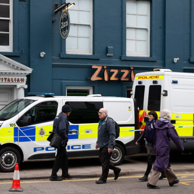 Fotgängare i Salisbury passerade den avspärrade italienska restaurangen Zizzi i fredags. Det är där Sergej Skripal och hans dotter misstänks ha förgiftats.