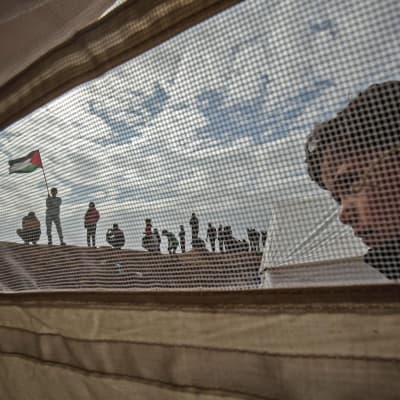 Ett palestinskt barn utanför en tältstad nära Khan Yunis 30.3.2018.