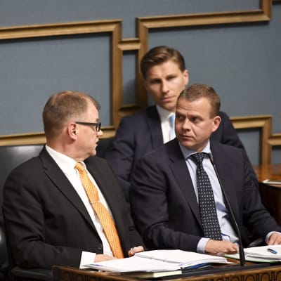 Juha Sipilä, Petteri Orpo och Antti Häkkänen i riksdagen.