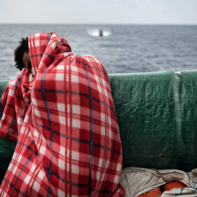 Trött person på flyktingfartyget Aquarius