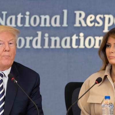 Donald och Melania Trump på en presskonferans.