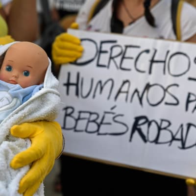Demonstration i Madrid mot att spädbarn stals under Francotiden.