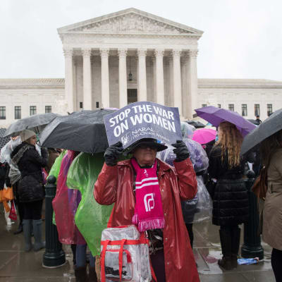  Abortförespråkare demonstrerar den 20 mars 2018 utanför Högsta domstolen i Washington
