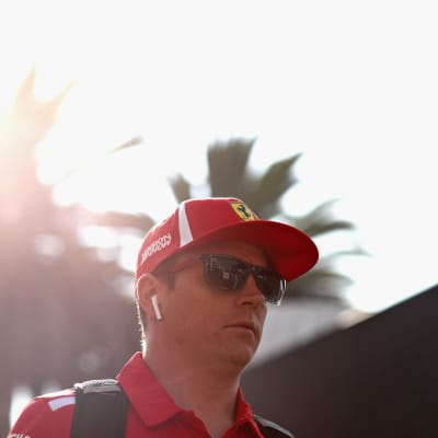 Kimi Räikkönen i solskenet framför en palm i Mexiko.