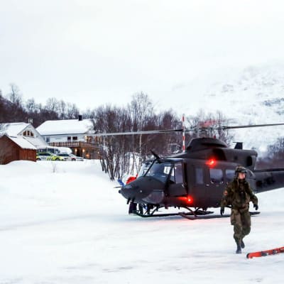 Helikopter på plats för att delta i sökandet efter alpinister i Nordnorge. 