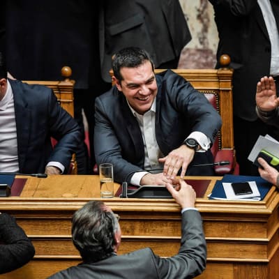Tsipras gratulerades av kolleger efter omröstningen i parlamentet på onsdag kväll. 