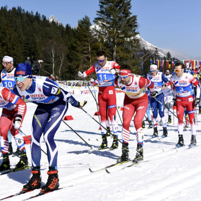 Iivo Niskanen i starten av herrarnas skiathlontävling i Seefeld.