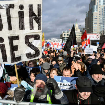 Protester, med krav på internetfrihet. Moskva 10.3.2019. Skyltar med texten" Putin ljuger".