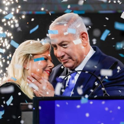 Benjamin Netanyahu med sin hustru på valnatten 10.4.2019
