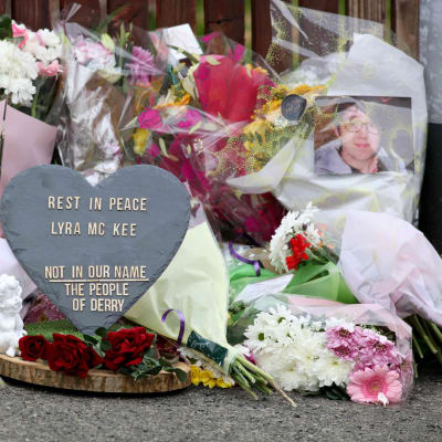 Blomsterhyllning till minnet av den mördade journalisten Lyra McKee i Nordirland.