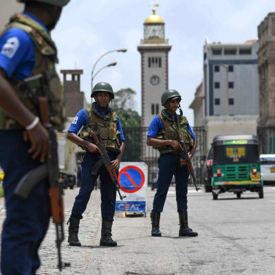 Soldater bevakar en gata i Colombo 25.4.2019