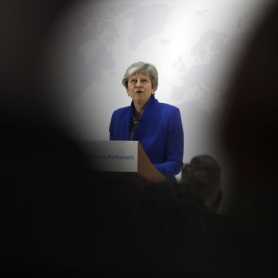 Theresa May försvarar sitt brexit-förslag i London på tisdagen