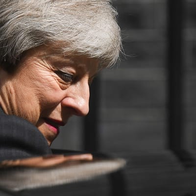 Theresa May lämnar Downing Street 10