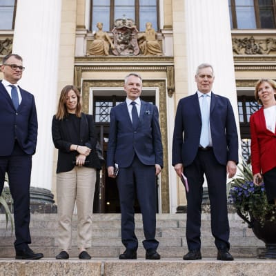 Juha Sipilä, Pekka Haavisto, Antti Rinne, Li Andersson och Anna-Maja Henriksson står på Ständerhusets trappa och ska snart presentera regeringsprogrammet.