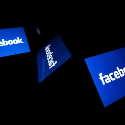 Tre Facebook-logon svävar omkring på svart bakgrund.