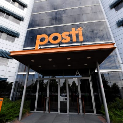 Ingång till Postis kontor i Böle. Postis orangea logo ligger ovanför entrén.