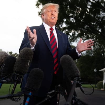 Donald Trump talade med medier utanför Vita huset på torsdagen. 