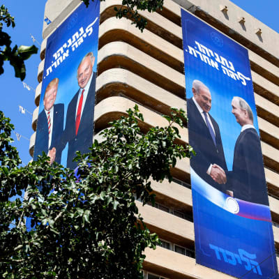 "Netanyahu - i en klass för sig". Ungefär så lyder texten på de gigantiska valaffischerna där Netanyahu ses skaka hand med Donald Trump och Vladimir Putin. 