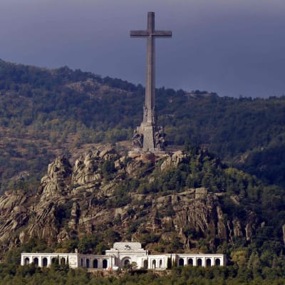 Mausoleet Valle de los Caídos i San Lorenzo del Escorial där offren för fascismen är begravda