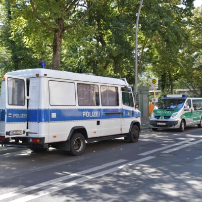 Polisbilar parkerade nära parken Kleiner Tiergarten den 23 augusti 2019 då en man mördades i parken 