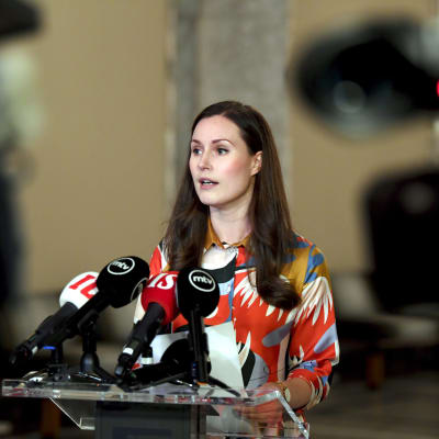 Statsminister Sanna Marin preciserade regeringens ståndpunkter vid en presskonferens i riksdagen.