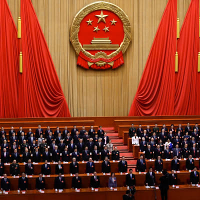 Delegaterna sjunger nationalspången vid den kinesiska folkkongressen 15.3.2019 