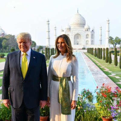 President Donald Trump med hustrun Melania poserar vid Taj Mahal i Indien 24.2.2020