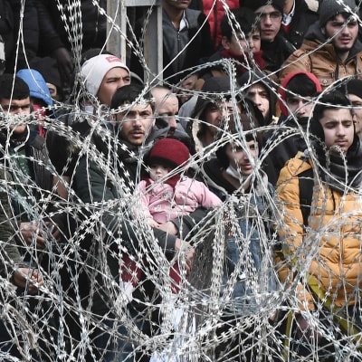 Foto taget från den grekiska sidan nära Kastanies 1.3.2020.  Migranter som väntar på den turkiska sidan