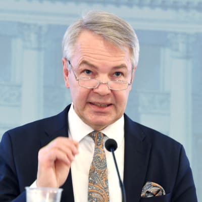 Porträtt på Pekka Haavisto under ett presstillfälle.
