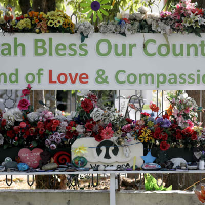 En blomsterhyllning utanför Al Noor-moskén i samband med minnesdagen tidigare den här månaden då det gått ett år sen masskjutningen i Christchurch. 