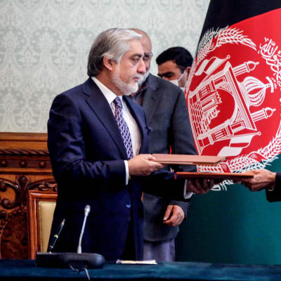 Ashraf Ghani och  Abdullah Abdullah ingår maktfördelningsavtal 17.5.2020