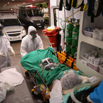 En coronaviruspatient förs in i en ambulans i Sao Paul i Brasilien.