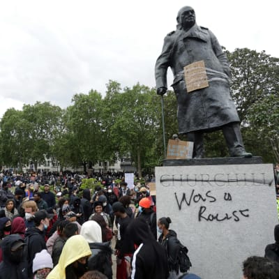 Attack mot en staty som föreställer den tidigare premiärministern Winston Churchill.  Demonstration 7.6.2020 i centrala London