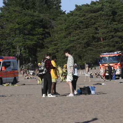 Ambulans och brandbil på stranden.