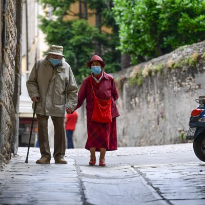 Äldre par med munskydd i Bergamo, Italien 10.6.2020
