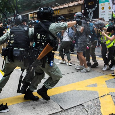 Kravallpolis använder pepparspray mot en journalist i Hongkong 1.7.2020