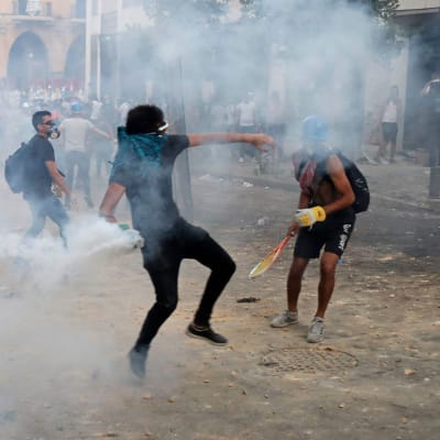 Demonstranter i närheten av parlamentsbyggnaden i Beirut. 