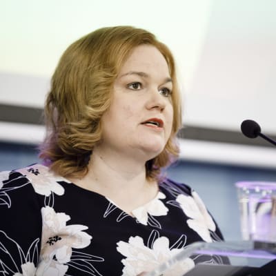 Krista Kiuru talar på en presskonferens.