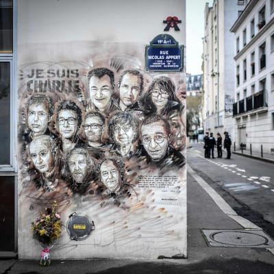 Poliser utanför Charlie Hebdos redaktion 7.1.2019 under en minnesceremoni 