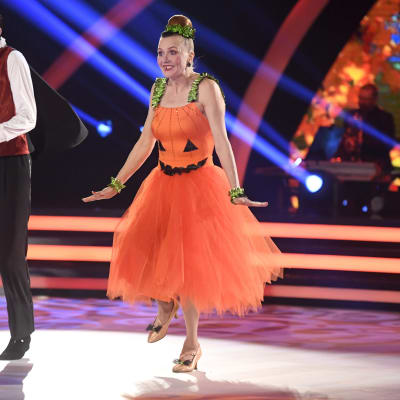 Virpi Sarasvuo och Sami Helenius dansar i direktsändning i tv-programmet Tansii tähtien kanssa (Dansar med stjärnor) på MTV3 den 25 oktober 2020.