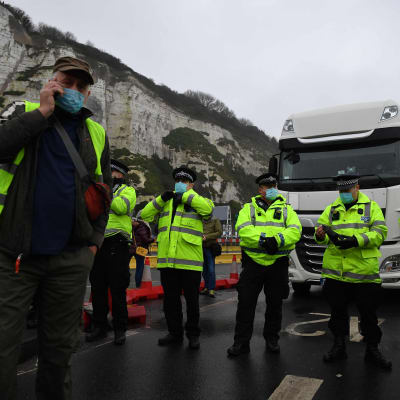Poliser försöker hålla ordning i hamnen i Dover 23.12.2020