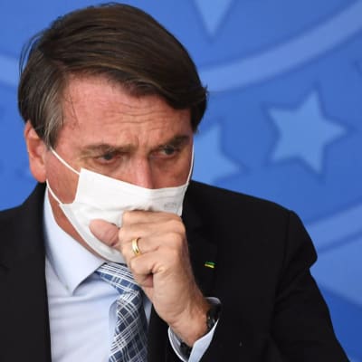 Jair Bolsonaro hostar i samband med ett besked om inköp av vaccin. Brasilia 10.3.2021