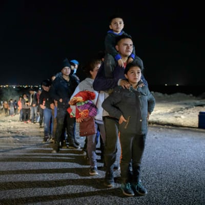 Migrantfamilj som tagit sig över floden Rio Grande stoppas av gränsmyndigheter