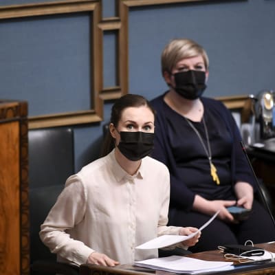 Annika Saarikko ja Sanna Marin Eduskuntasalissa.