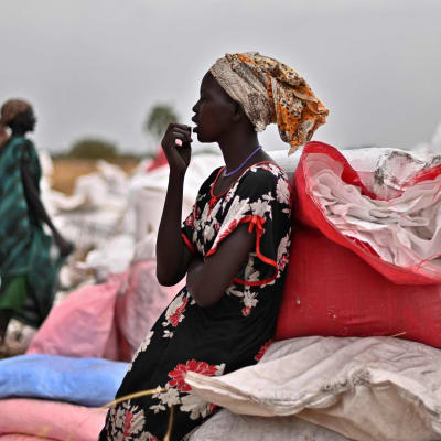 Kvinnor i Ayod, Sydsudan tar emot WFP:s livsmedelshjälp.