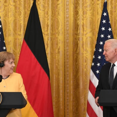 Angela Merkel och Joe Biden sida vid sida i Vita huset.