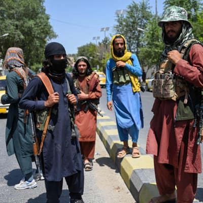 Talibaner håller vakt på en gata i Kabul 16.8.2021