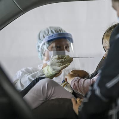 Lapselta otetaan koronatesti Malmin sairaalan drive-in -testauspisteessä Helsingissä 10. elokuuta 2021